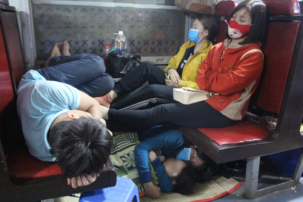 Kinh hoàng tàu tết: hành khách chen chúc, chui gầm ghế để ngủ